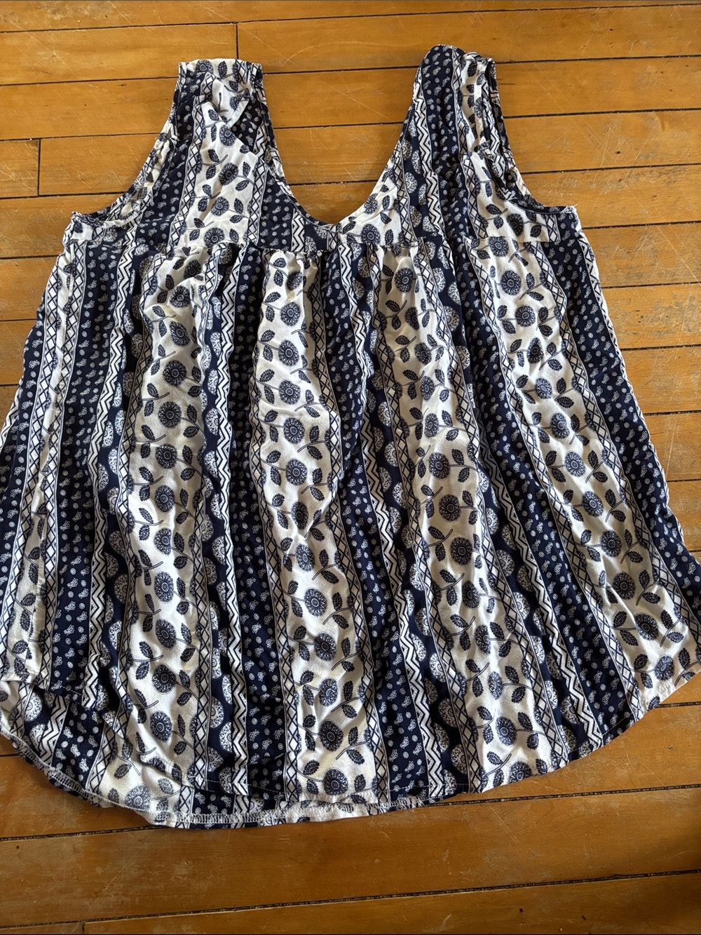 EUC Sleeveless Navy and White Printed Women’s Tank Top